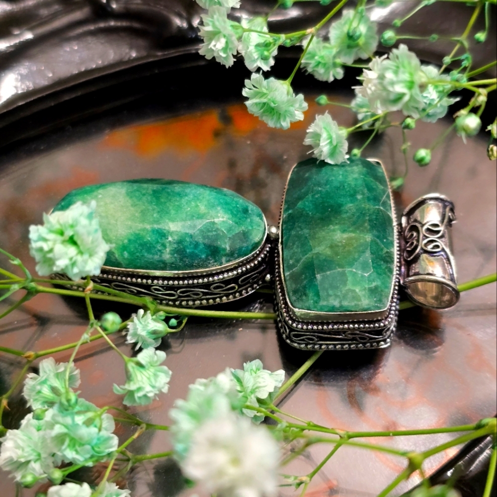 Emerald pendant jewelry
